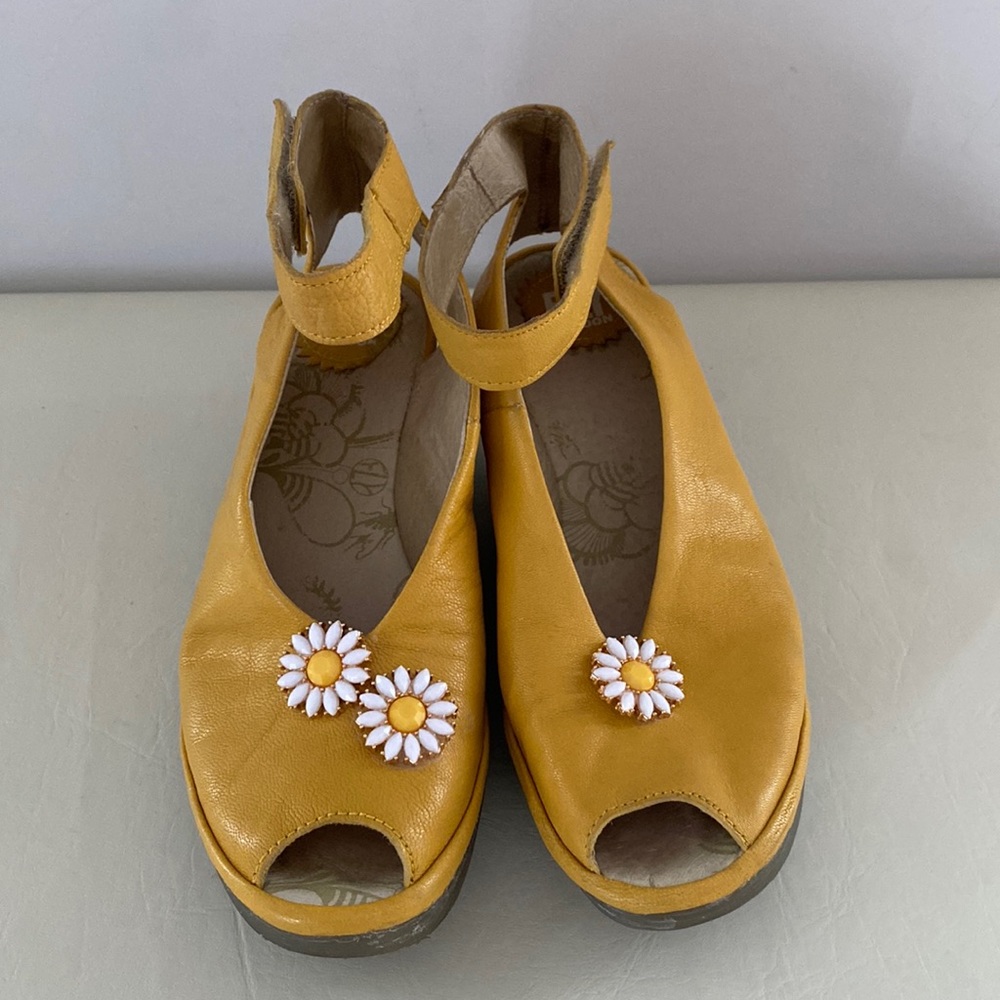 Fly London 💛mustard yellow wedge sandals with daisy embellishments. EU 37